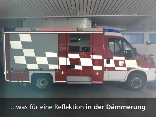 Feuerwehr-Fahrzeug mit retroreflektierender Folie