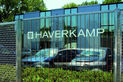 verhindern, dass Vögel an Glasscheiben fliegen